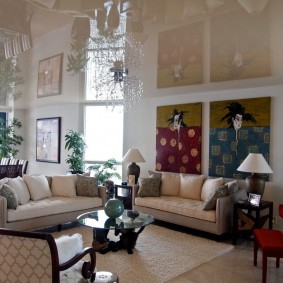 ยืดเพดานในห้องโถงพร้อมโซฟาสองตัว