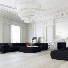 Kristalkroonluchter in een witte ruimte