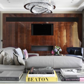 Tv-paneel op houten panelen