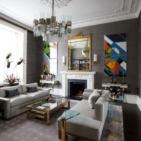 Spiegel in een gouden lijst boven de open haard in de hal