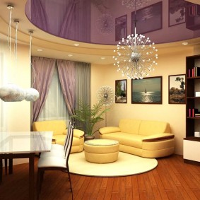 การแบ่งเขตห้องโถงด้วยเพดานสีม่วง