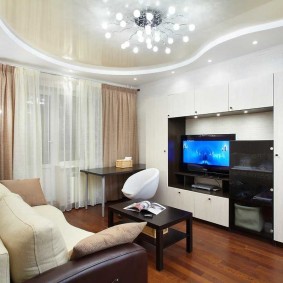 ผนังแบบแยกส่วนพร้อมผนังอาคารสีขาว