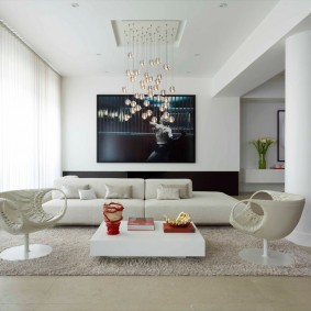 Witte kamer met een groot raam