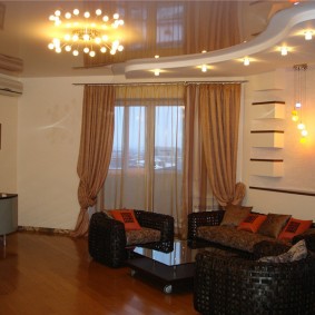 ผ้าม่านสีน้ำตาลในห้องโถง