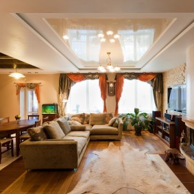 ห้องครัว - ห้องนั่งเล่นพร้อม lambrequins บนหน้าต่าง