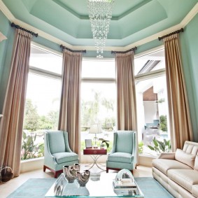 Lange gordijnen op hoge ramen