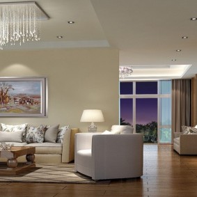 จี้แก้วยาวบนโคมไฟเพดาน