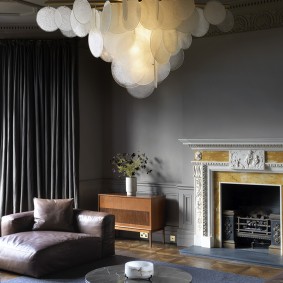 Houtgestookte open haard in een grijze muur