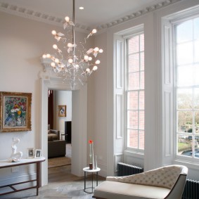 Gele handtas op de vloer van de woonkamer