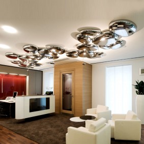 โคมไฟโครเมียมในห้องโถงของบ้านส่วนตัว