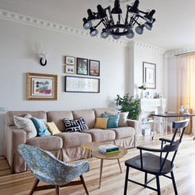 Zwarte spinkroonluchter op een wit plafond