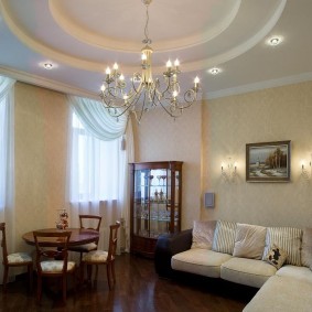 เพดานชั้นในห้องพร้อมโซฟา