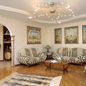 หลอดไฟ LED บนโคมระย้าในห้องโถง