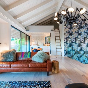 Leren bank in de woonkamer van een landhuis