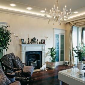 Schijnwerpers op het plafond met een kroonluchter