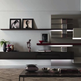 Отворени рафтове във вътрешността на залата