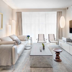 Прав диван с тънки крака