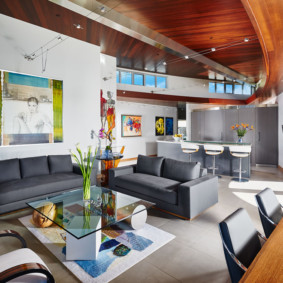 Дървен таван в коридора на частна къща