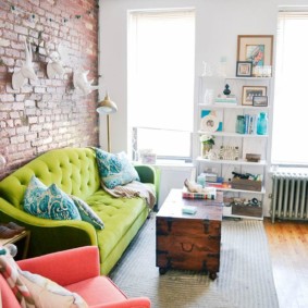 Тухлена стена във вътрешността на залата