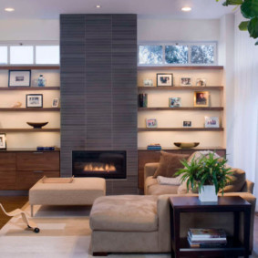 Отворени рафтове в залата с камина