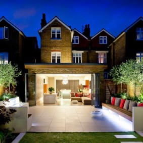 Illumination d'été d'une zone de loisirs