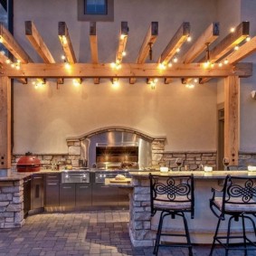 Ampoules à économie d'énergie sur une pergola en bois