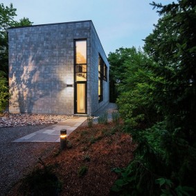 Maison rectangulaire au fond du vieux jardin
