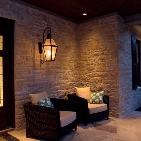 Lampe de poche murale devant l'entrée de la maison