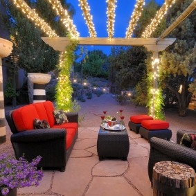 Meubles rembourrés sur une plate-forme revêtue de pierre