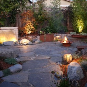 Un foyer ouvert sur un site au fond du jardin