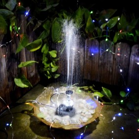 Petite fontaine avec éclairage décoratif