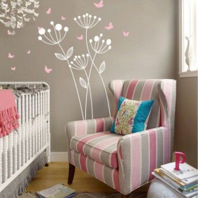 Dessins de fleurs sur un mur gris