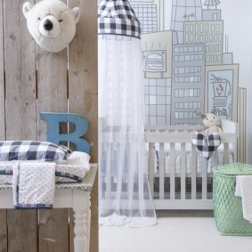 Gratte-ciel dessinés derrière le berceau