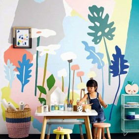 Décoration murale dans la chambre d'un jeune artiste