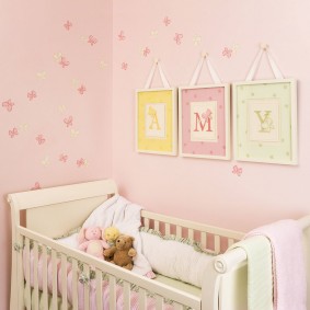 Peintures modulaires sur le berceau