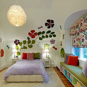 Rideau romain sur fenêtre cintrée