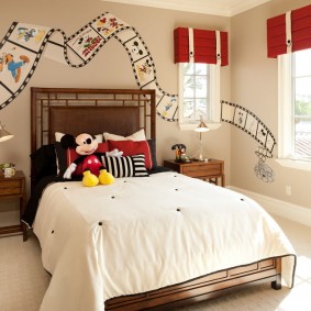 Rideaux bordeaux sur fenêtres de différentes largeurs