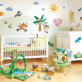 Bébé insectes sur le sol stratifié