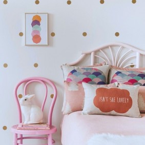 Peindre le mur avec de la peinture acrylique pour enfants