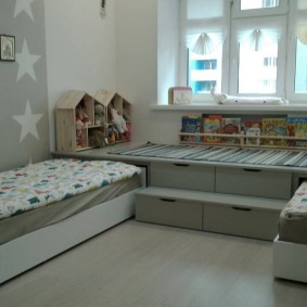 Étoiles blanches sur un mur gris