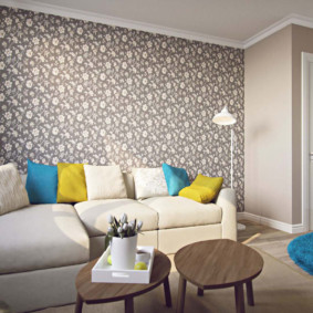 Papier peint gris clair dans un salon rectangulaire