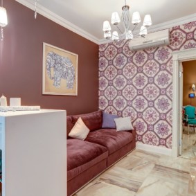 Papier peint sur le mur étroit du salon