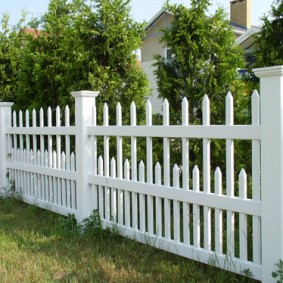 Clôture blanche combinée
