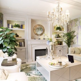 Lustre en verre au plafond