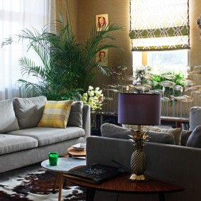 Grand palmier dans le coin du salon