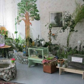 Jardin d'hiver avec aquariums dans le salon