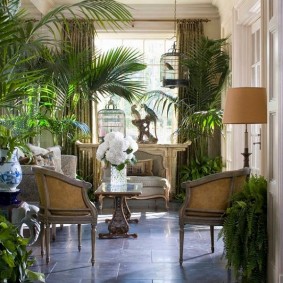 Fleurs blanches sur une table basse