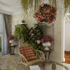 Pots en porcelaine avec roses en fleurs