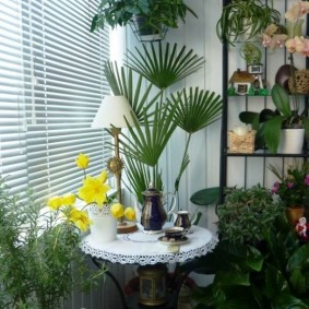 Table forgée sur un petit balcon