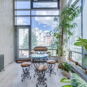 Beaux tabourets sur un cadre forgé